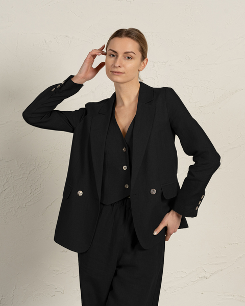 Klassisk sort hørblazer Quin med hakkede revers og klaplommer vist i elegant professionelt look af menique