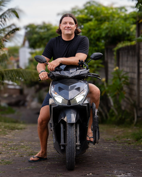 Mand iført t-shirt med almindelig pasform i 100% merinould i sort farve