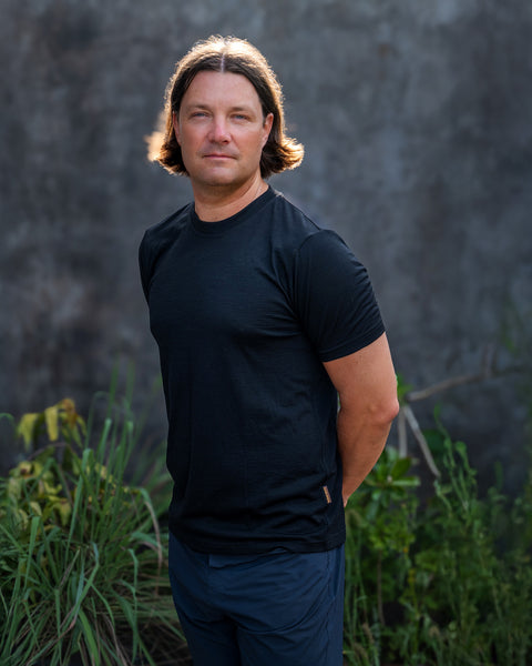 Mand iført t-shirt med almindelig pasform i 100% merinould i sort farve