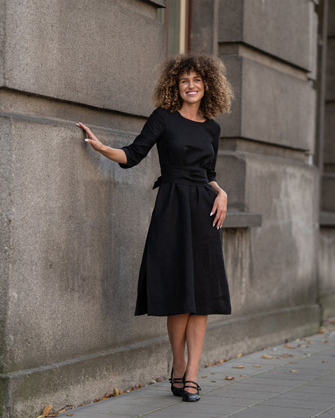 Menique linnedragt med 3/4-ærmer og obi-bindebånd MILEY i sort farve.