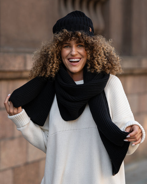 Dame ribstrikket hue i merinould i sort farve.