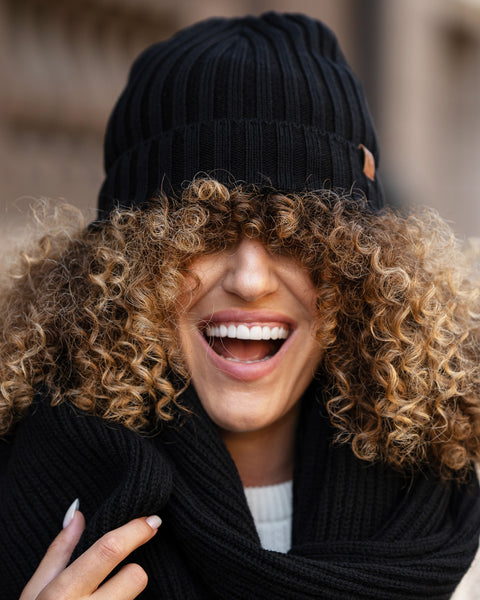 Dame ribstrikket hue i merinould i sort farve.