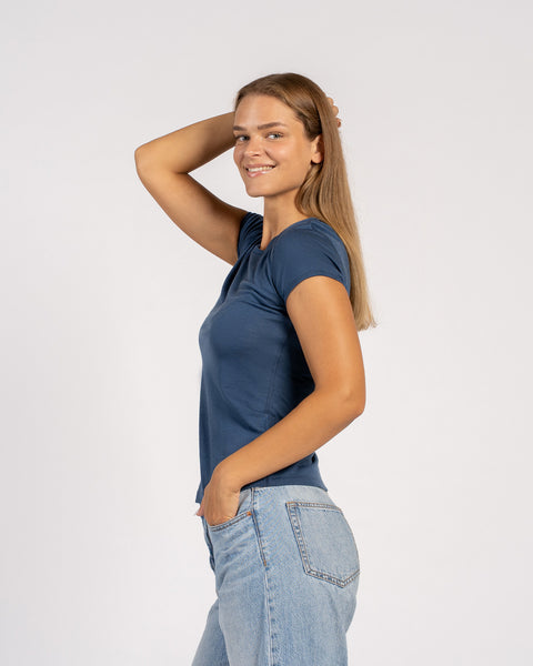 Sidevisning af model iført denim Merino T-shirt – blød, let uldtrøje