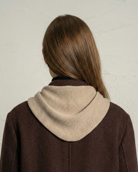 Set bagfra af kvinde iført cremet beige kashmir Merino strikket bandana tørklæde.