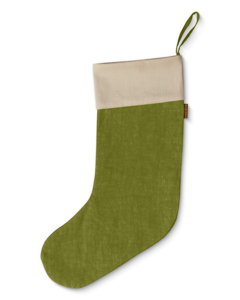 Grøn og beige julesok på hvid baggrund