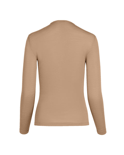 Beige bluse med lange ærmer på hvid baggrund