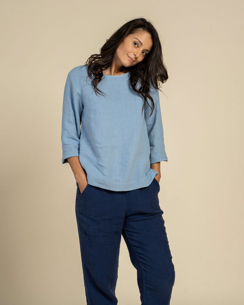 Kvinde iført hørbluse i skyblå farve forfra