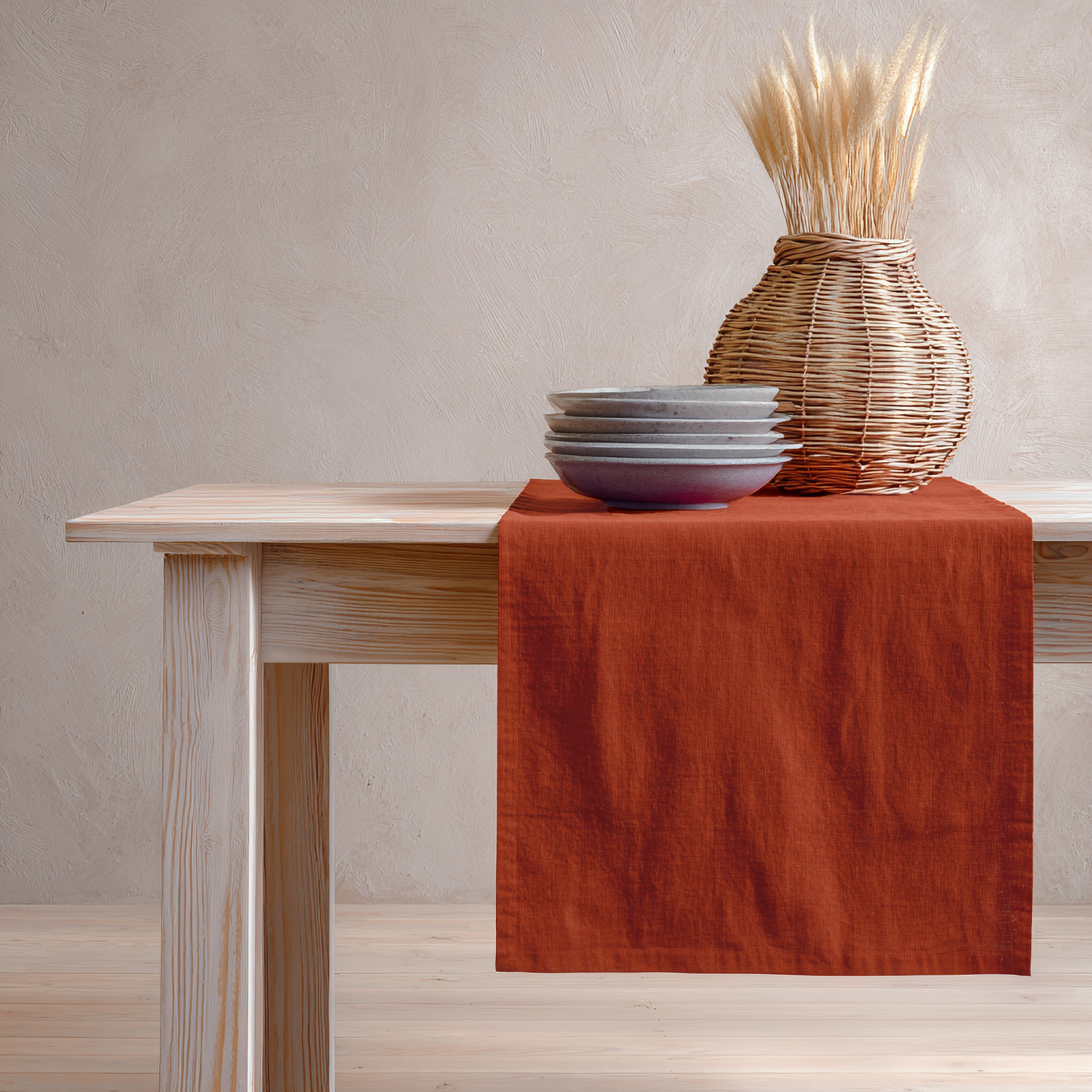 Den stengrønne hørdug på toppen af et træbord, fanget i et nærbillede fra bordets hjørne.