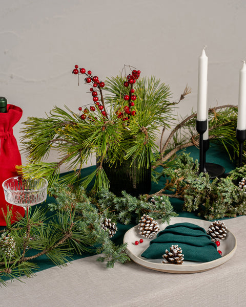 Menique hørdug i naturfarve. Duggen falder smukt over et træbord