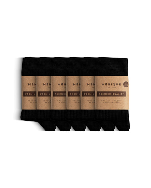 Sæt med seks par sorte, ribstrikkede, tynde børnestrømper, hver pakket med Meniques miljøvenlige brune papbånd mærket 'Premium Kvalitet'.