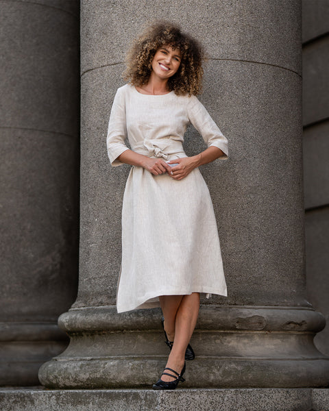 Menique dame-linnedindpakningskjole MILEY i naturlig farve.