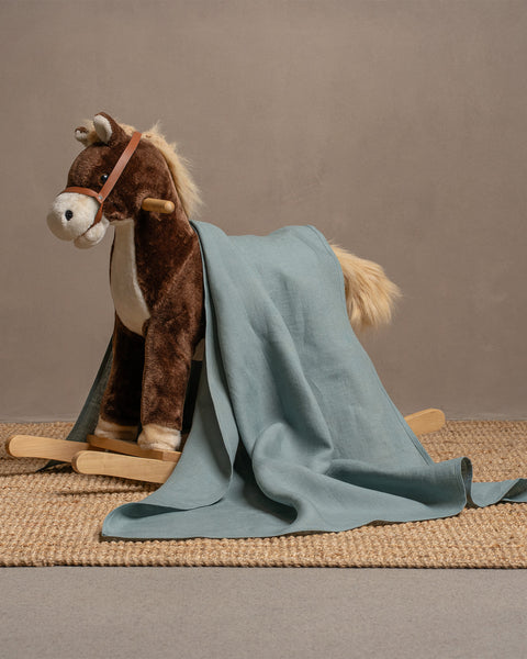 Linnedplaid til baby i støvet mintgrøn farve