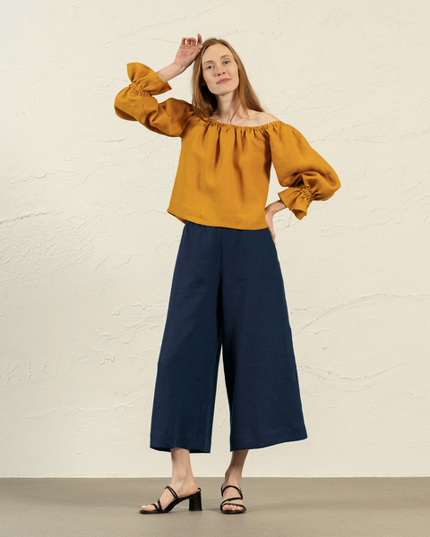 Linned Culottes Lana i Stormblå kombineret med linnedbluse Jessica i krydret gul