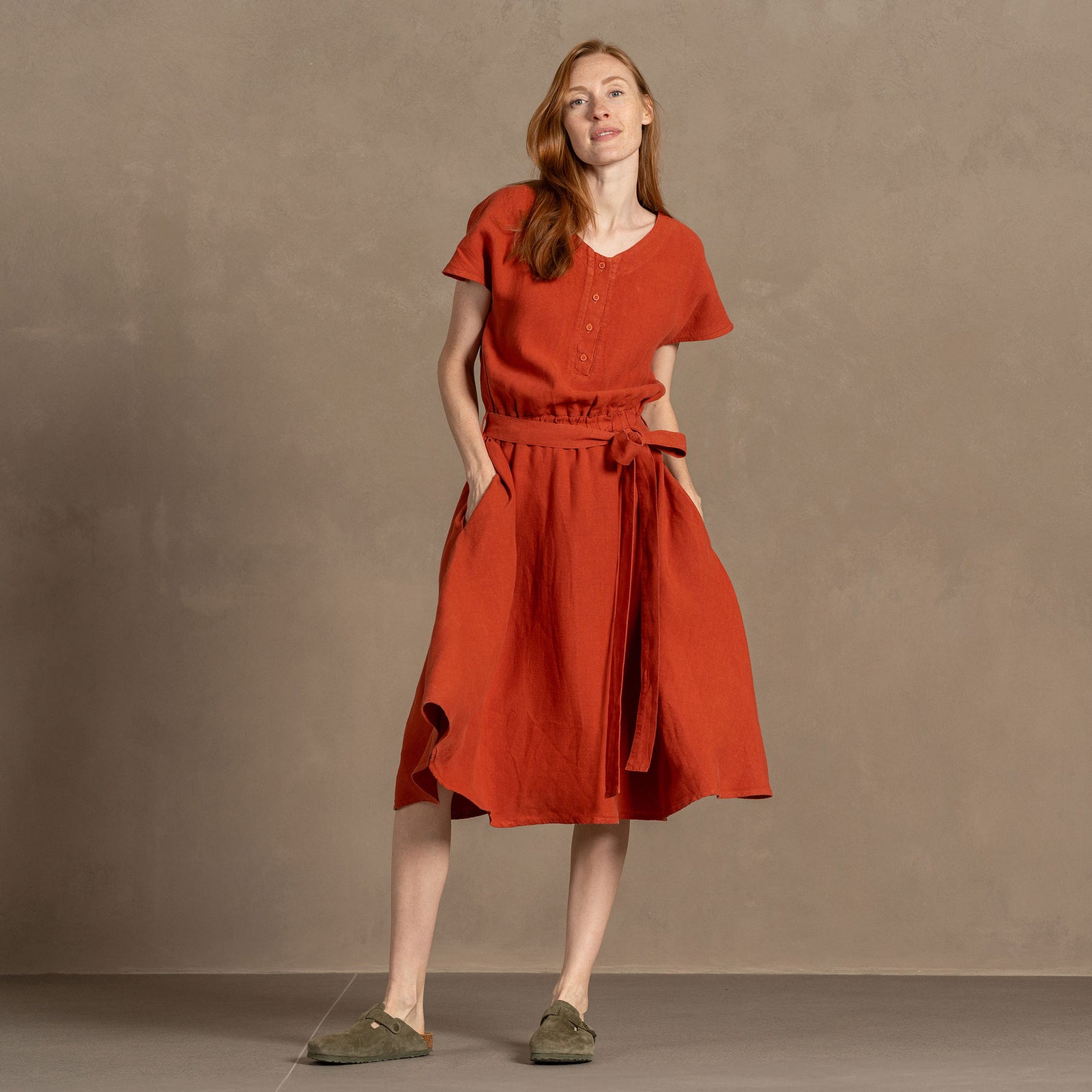 Linnedkjole med knapper foran Brigit til kropstype med plusstørrelse