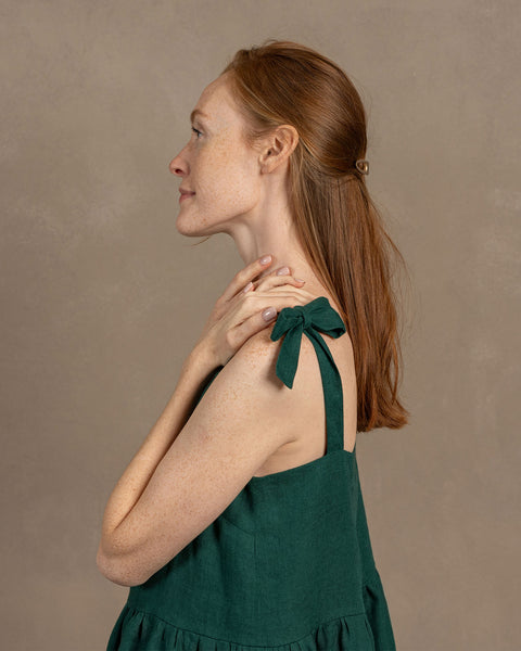 Linned forklædekjole med justerbare stropper Uma mørkegrøn