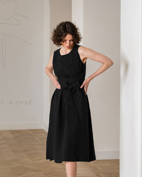 Ærmeløs Obi-omslagkjole Hailey i ren sort