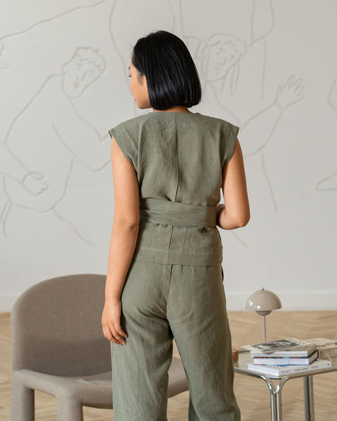 Linned ærmeløs omslagskort top Ruby i stengrågrøn