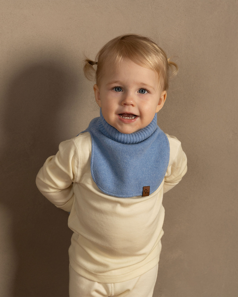 Baby iført lyseblå Merinouldstrik dækkrave, blød termisk halsvarmer til spædbørn og småbørn