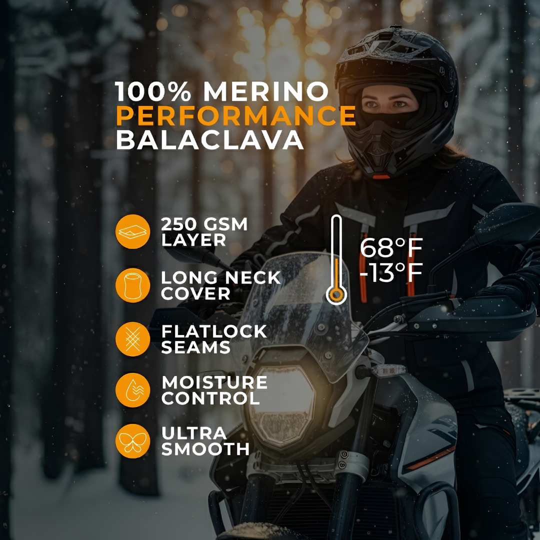 Kvinde iført en sort balaclava og blå udendørsjakke med en rygsæk, stående i et snedækket bjerglandskab med fyrretræer i baggrunden.