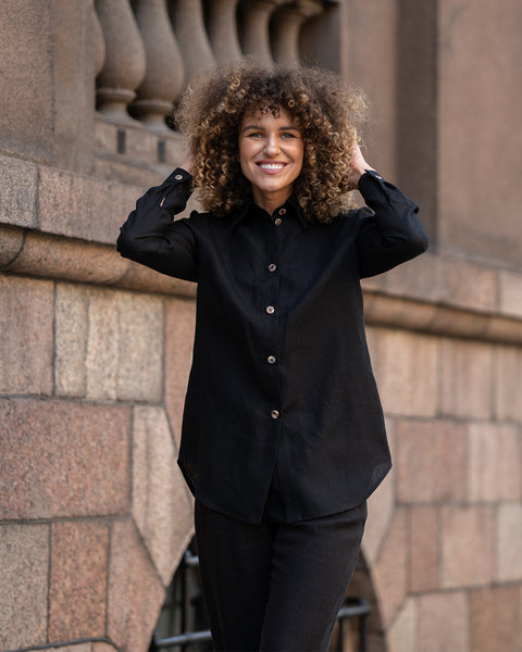 Linnedskjorte og vide bukser 2-delt sæt i ren sort