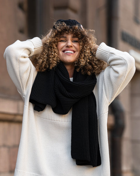 Dame strikket tyk tørklæde i merinould i sort farve.