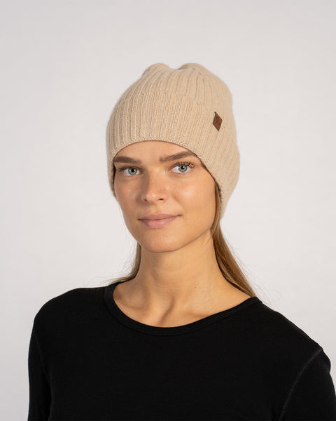 Unisex ribstrikket hue i cremet beige, strikket af merinould og kashmir, vist forfra på en model med neutralt udtryk.