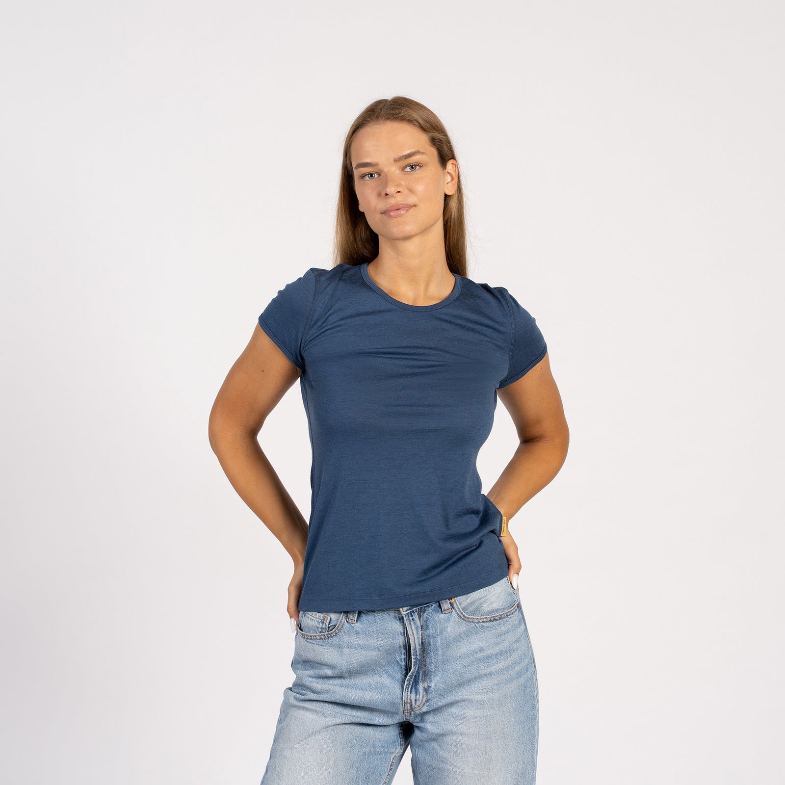 Sidevisning af model iført denim Merino T-shirt – blød, let uldtrøje