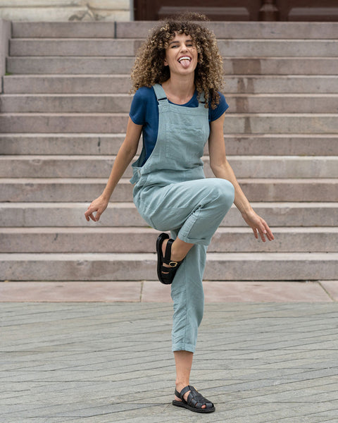 Smuk kvinde i byen iført mintgrøn hørdragt Nicci.