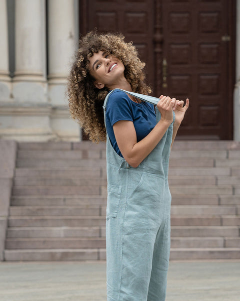 Smuk kvinde i byen iført mintgrøn hørdragt Nicci.