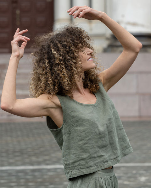 Linned sæt med 2 dele bestående af Ana kort top og Sophia nederdel i stengrøn